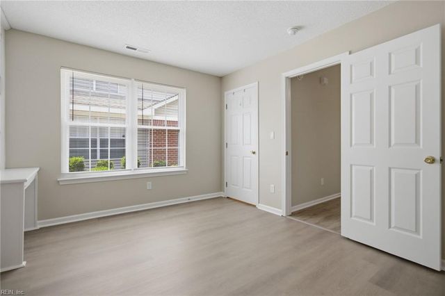 713 Oak Mill LN, Newport News, VA 23602