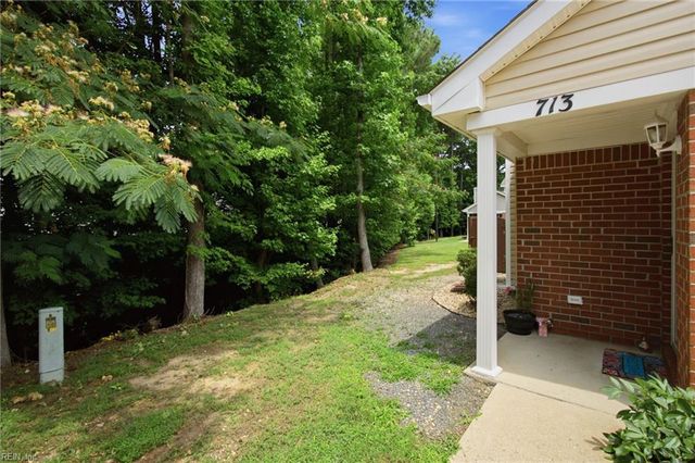 713 Oak Mill LN, Newport News, VA 23602