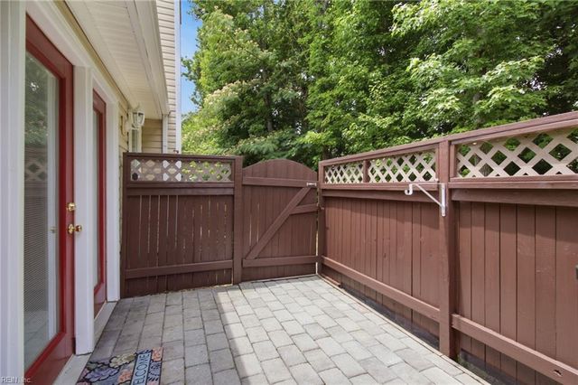 713 Oak Mill LN, Newport News, VA 23602