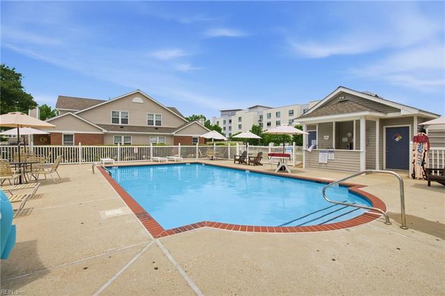713 Oak Mill LN, Newport News, VA 23602