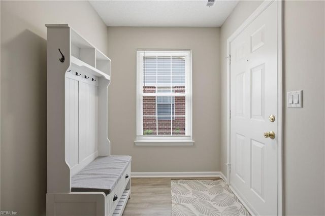 713 Oak Mill LN, Newport News, VA 23602