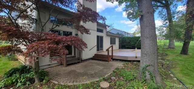 8767 Townsend Drive, White Lake, MI 48386