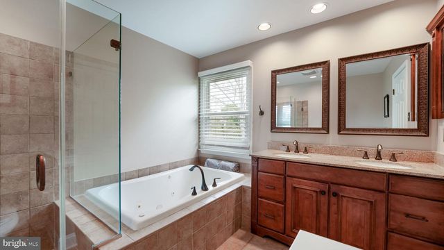 129 STEEPLECHASE DR, Doylestown, PA 18901
