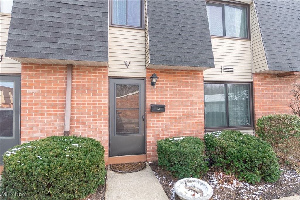 216 Moore Road 3V, Avon Lake, OH 44012