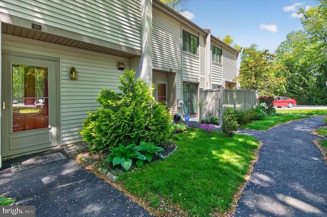 15 TWIN BROOKS DR, Willow Grove, PA 19090
