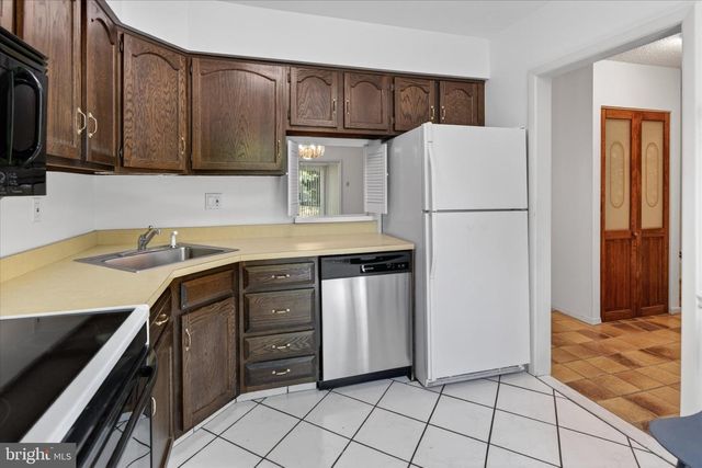 15 TWIN BROOKS DR, Willow Grove, PA 19090