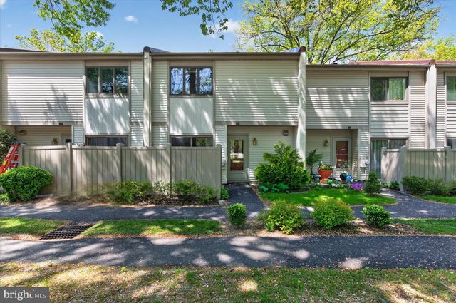 15 TWIN BROOKS DR, Willow Grove, PA 19090