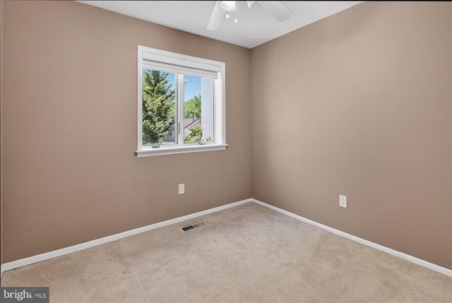 15 TWIN BROOKS DR, Willow Grove, PA 19090