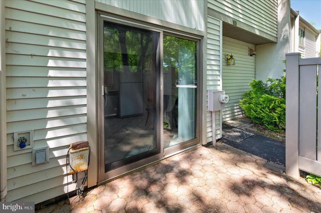 15 TWIN BROOKS DR, Willow Grove, PA 19090