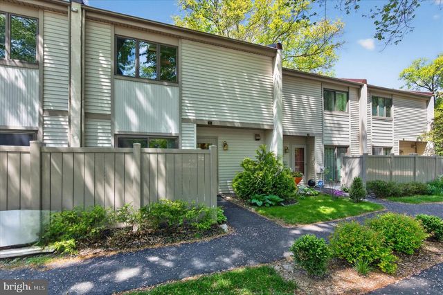 15 TWIN BROOKS DR, Willow Grove, PA 19090