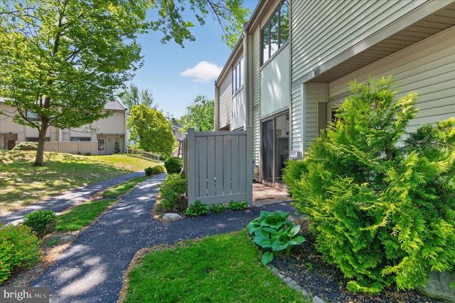 15 TWIN BROOKS DR, Willow Grove, PA 19090