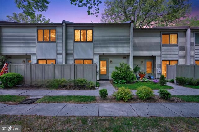 15 TWIN BROOKS DR, Willow Grove, PA 19090