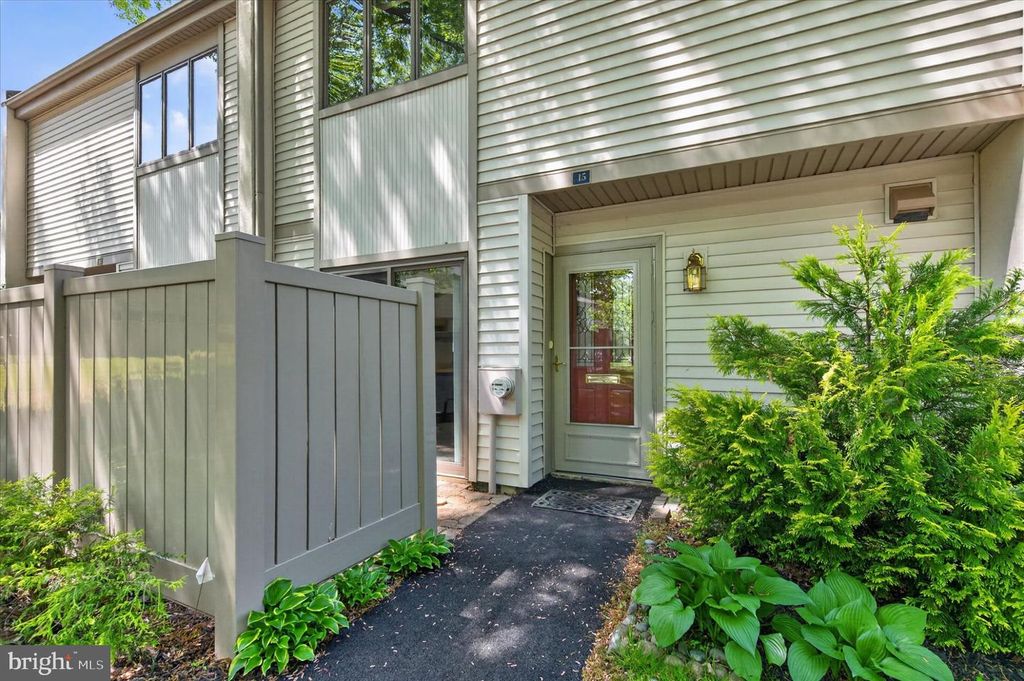 15 TWIN BROOKS DR, Willow Grove, PA 19090