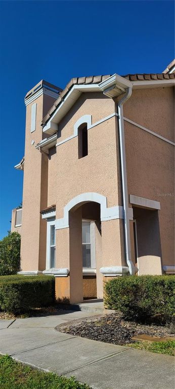 Image 2 of property listing at 17902 VILLA CREEK DRIVE 17902, Tampa, FL 33647