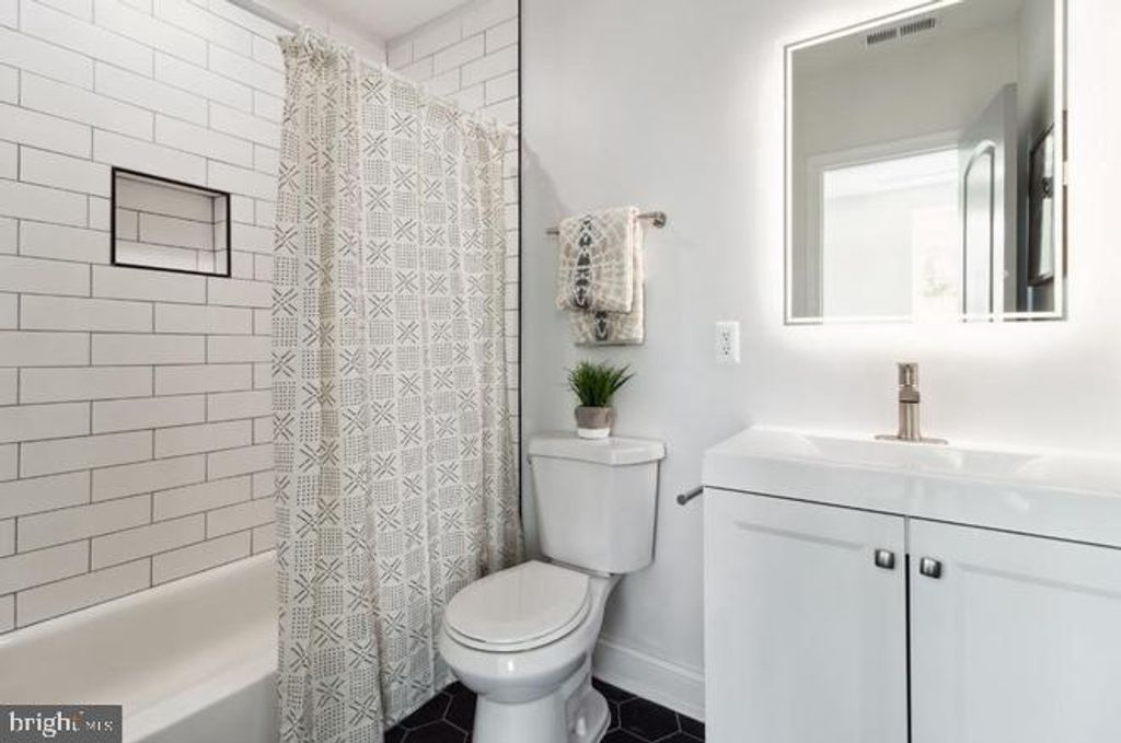 Image 11 of property listing at 4701 BEAUFORT AVE, Baltimore, MD 21215