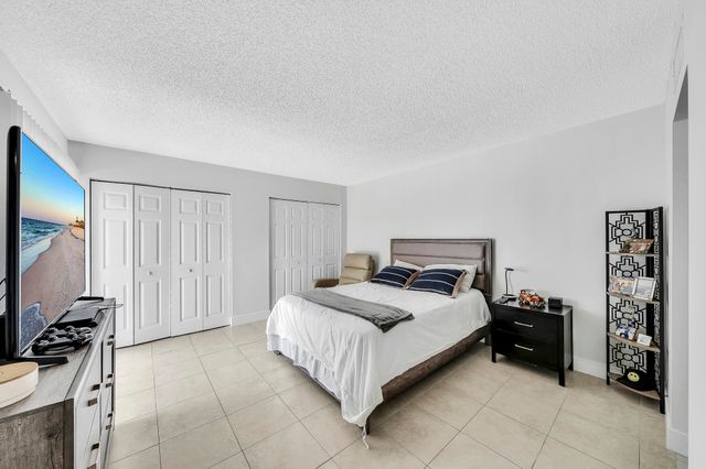 2228 WHITE PINE Circle A, Greenacres, FL 33415