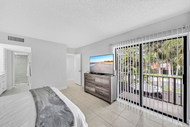 2228 WHITE PINE Circle A, Greenacres, FL 33415