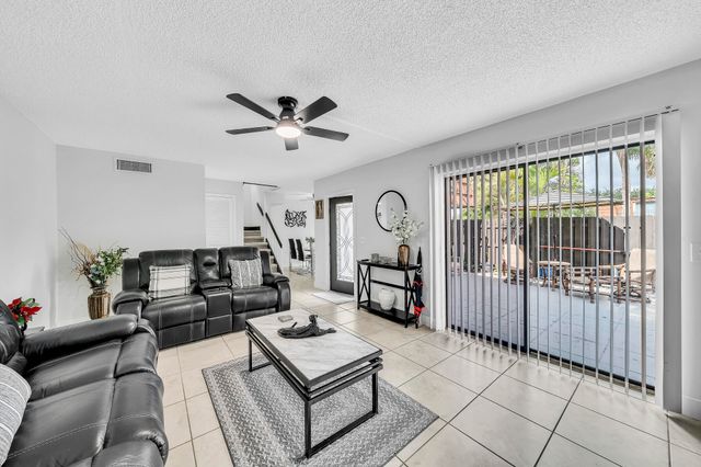 2228 WHITE PINE Circle A, Greenacres, FL 33415