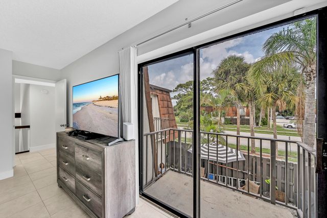 2228 WHITE PINE Circle A, Greenacres, FL 33415