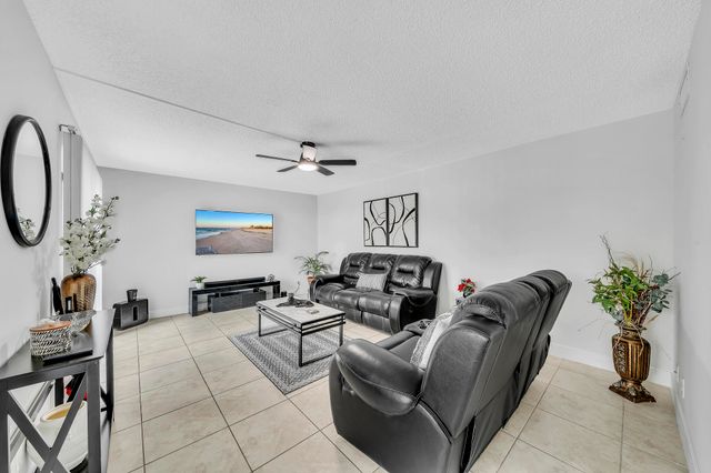 2228 WHITE PINE Circle A, Greenacres, FL 33415