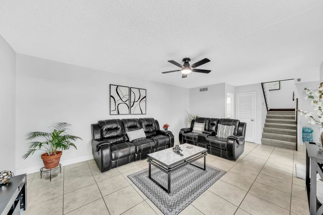 2228 WHITE PINE Circle A, Greenacres, FL 33415