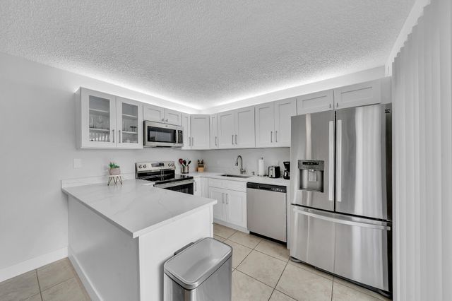 2228 WHITE PINE Circle A, Greenacres, FL 33415