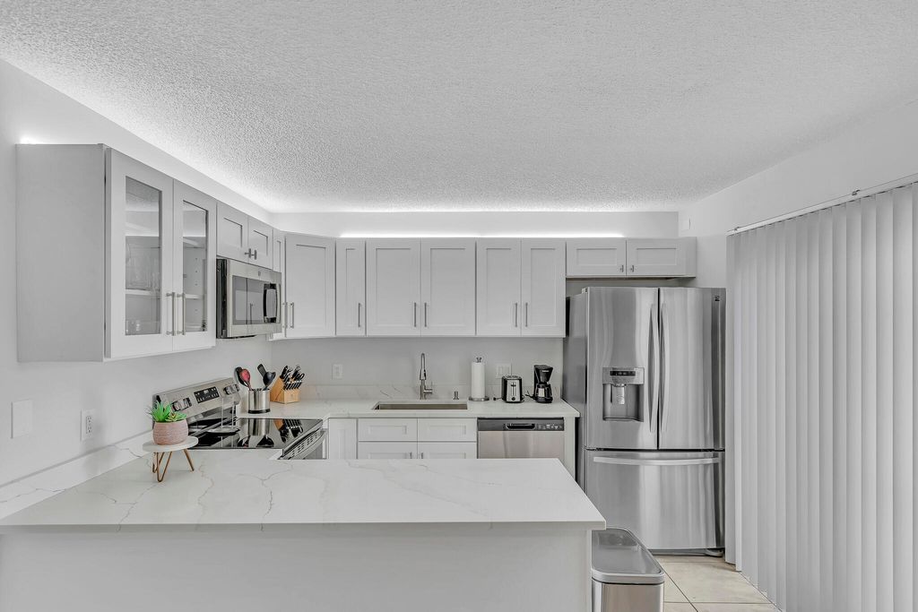2228 WHITE PINE Circle A, Greenacres, FL 33415