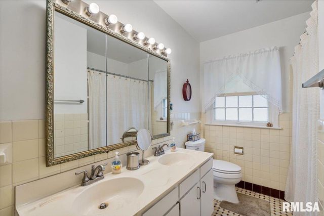 2320 26TH Street, Rock Island, IL 61201