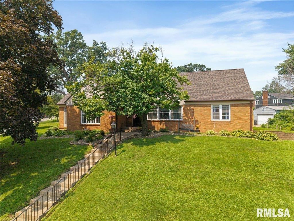 2320 26TH Street, Rock Island, IL 61201