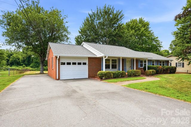112 Queensbury Road, Winston Salem, NC 27104