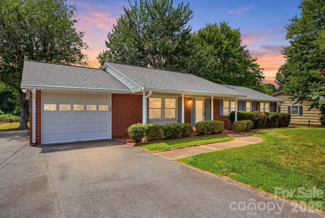 112 Queensbury Road, Winston Salem, NC 27104