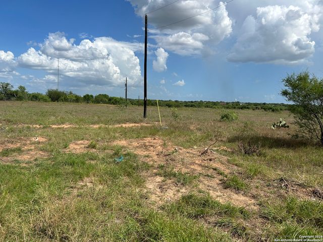 1176 Cr 329, Floresville, TX 78114