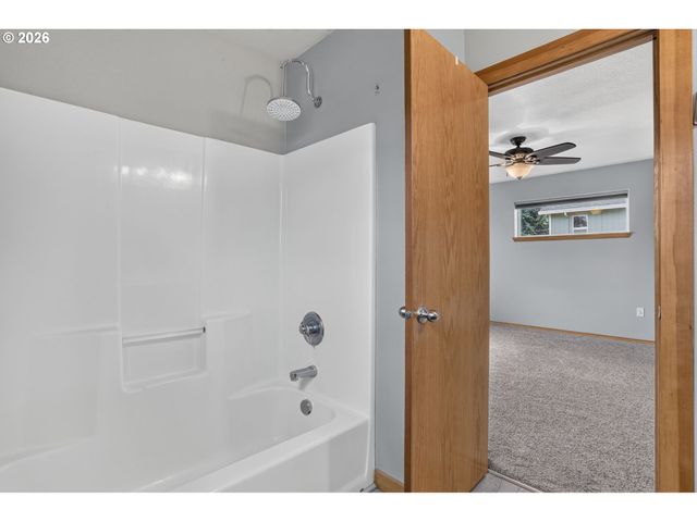 18359 DAVIS St, Sandy, OR 97055