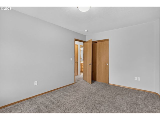18359 DAVIS St, Sandy, OR 97055