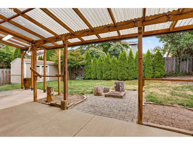 18359 DAVIS St, Sandy, OR 97055