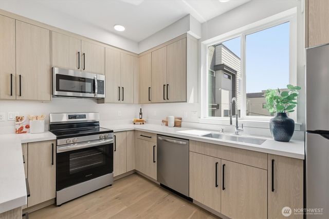 105 F NW 39 th Street, Seattle, WA 98107