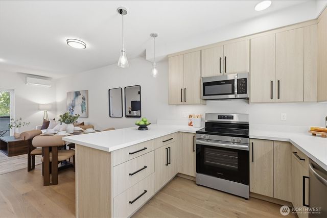 105 F NW 39 th Street, Seattle, WA 98107