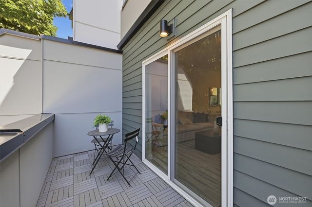 105 F NW 39 th Street, Seattle, WA 98107