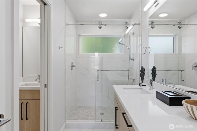 105 F NW 39 th Street, Seattle, WA 98107