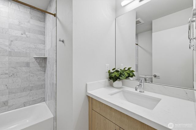 105 F NW 39 th Street, Seattle, WA 98107
