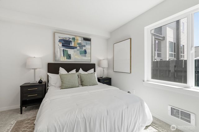 105 F NW 39 th Street, Seattle, WA 98107