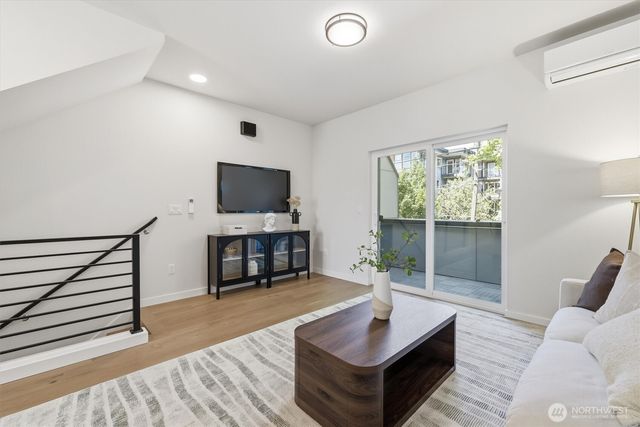 105 F NW 39 th Street, Seattle, WA 98107