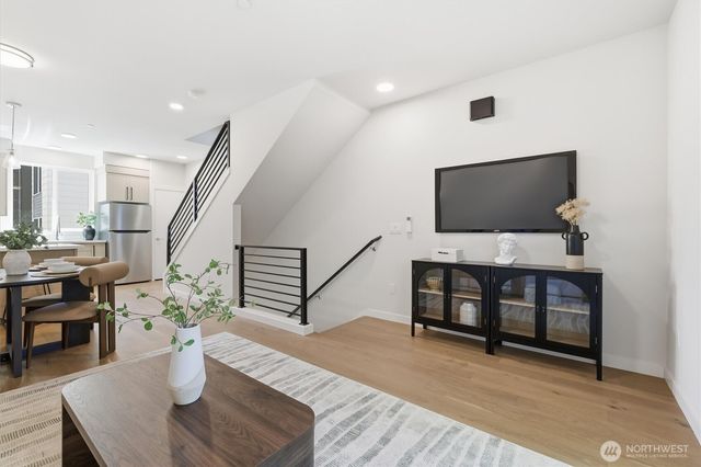 105 F NW 39 th Street, Seattle, WA 98107