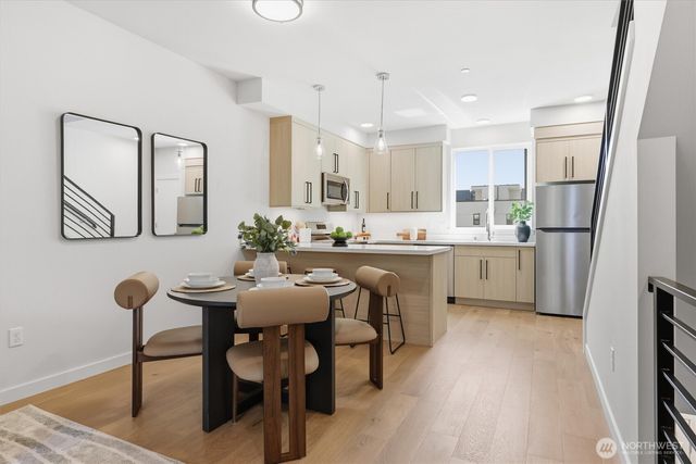 105 F NW 39 th Street, Seattle, WA 98107