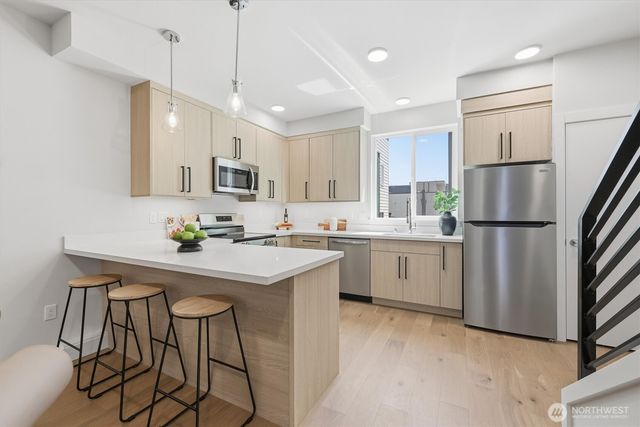 105 F NW 39 th Street, Seattle, WA 98107