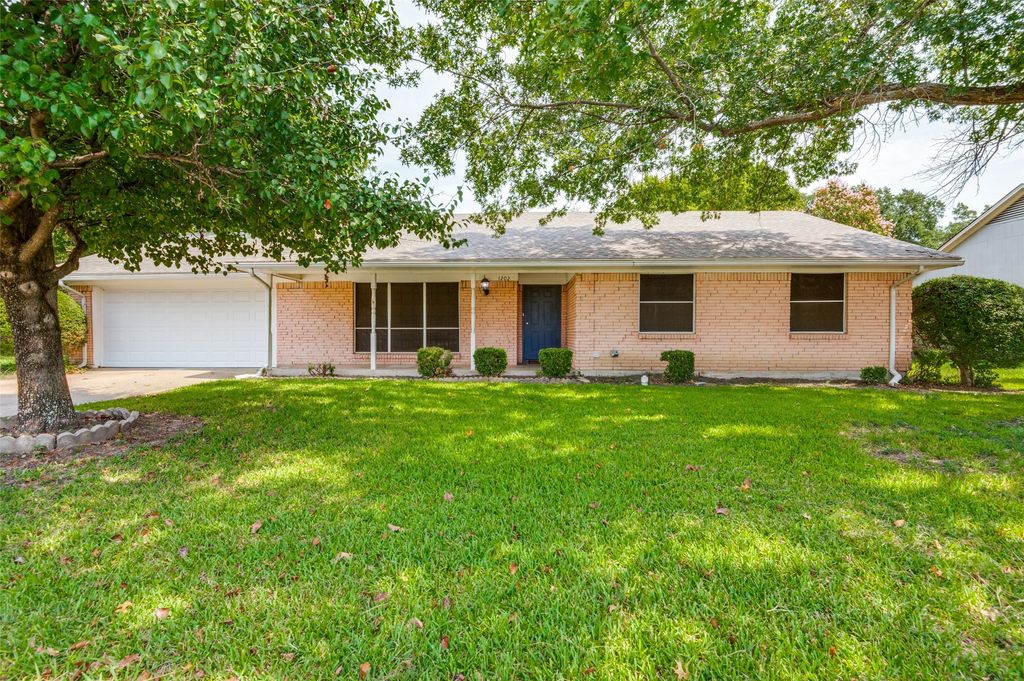 1202 Williamsburg Drive, Ennis, TX 75119