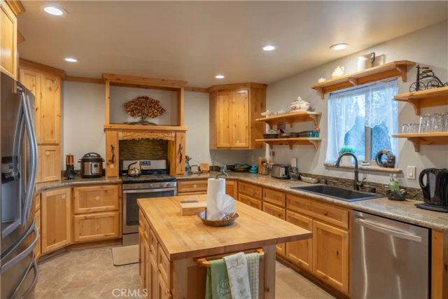 448 Edgemoor Road, Big Bear Lake, CA 92315