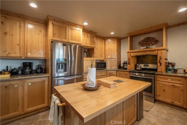 448 Edgemoor Road, Big Bear Lake, CA 92315