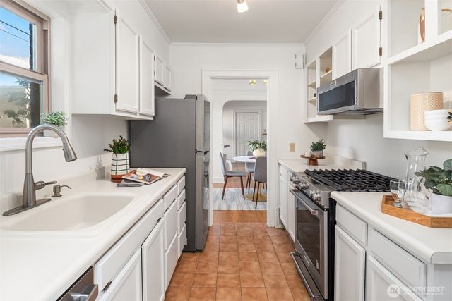 2301 42nd Avenue SW, Seattle, WA 98116