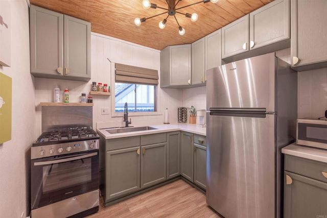 271 Leonard Ln, Sugarloaf, CA 92386